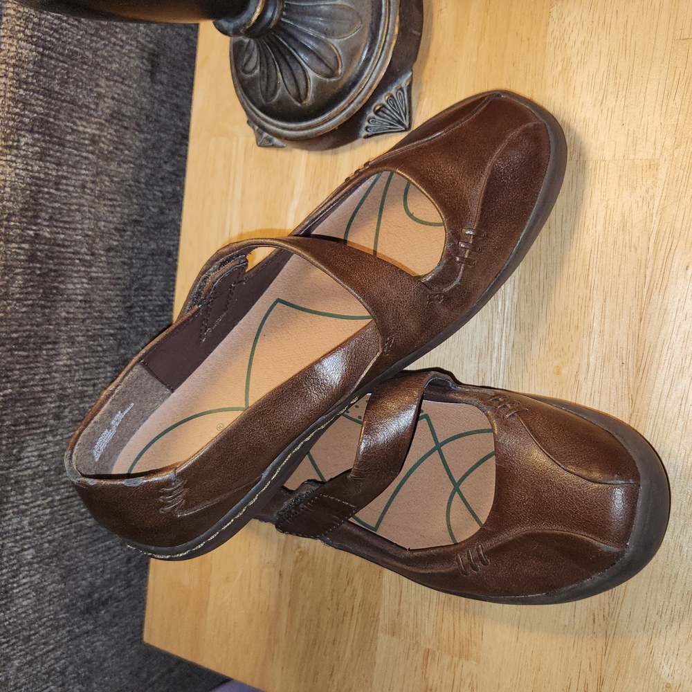 Bare Traps brown Mary Jane's size 6.5